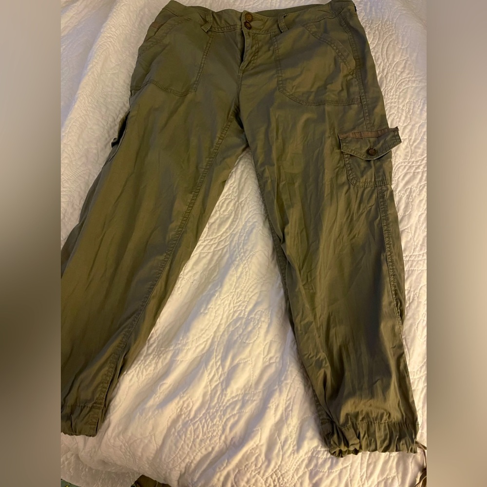 DKNY Active Camo Green Cargo Capris Pants Size 6